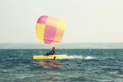 1995._Le_trimaran_sur_ses_foils_(frères_Legaignoux).jpg